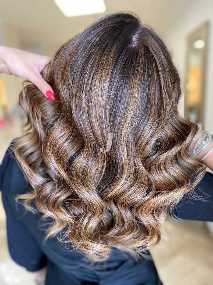 Foto di donna con capelli lunghi castano chiaro sabbia