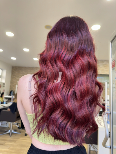 Foto di donna con capelli lunghi rosso chiaro