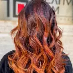 Foto di donna con capelli lunghi rosso chiaro