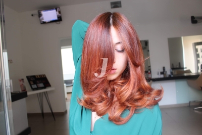 Foto di donna con capelli lunghi rosso chiaro