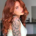 Foto di donna con capelli lunghi rosso chiaro