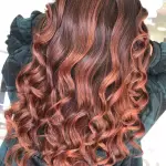 Foto di donna con capelli lunghi rosso chiaro