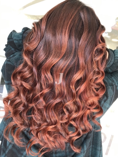 Foto di donna con capelli lunghi rosso chiaro