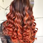 Foto di donna con capelli lunghi rosso chiaro