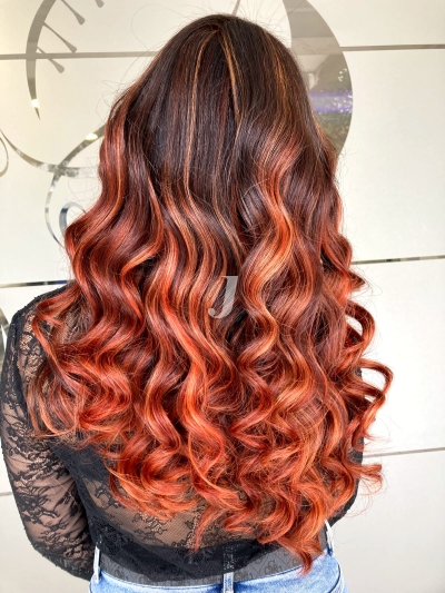 Foto di donna con capelli lunghi rosso chiaro