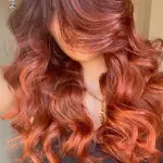 Foto di donna con capelli lunghi rosso chiaro