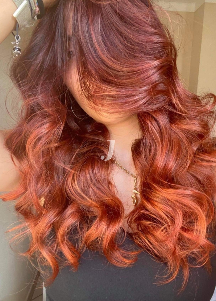 Foto di donna con capelli lunghi rosso chiaro