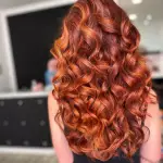 Foto di donna con capelli lunghi rosso chiaro