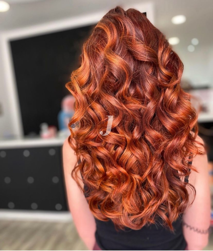 Foto di donna con capelli lunghi rosso chiaro