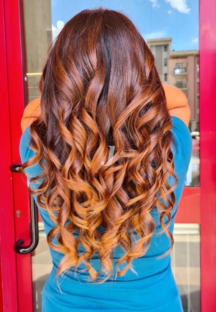 Foto di donna con capelli lunghi rosso chiaro