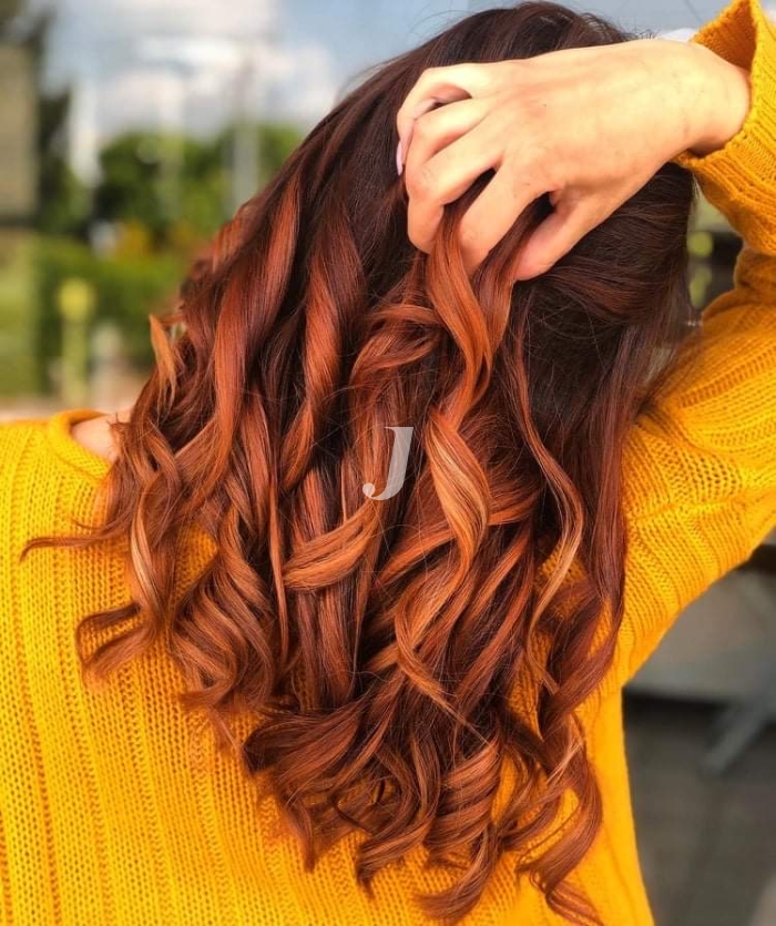 Foto di donna con capelli lunghi rosso chiaro