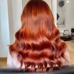 Foto di donna con capelli lunghi rosso chiaro