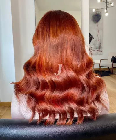 Foto di donna con capelli lunghi rosso chiaro
