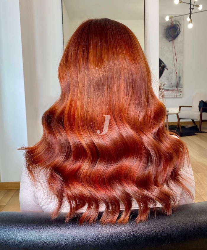 Foto di donna con capelli lunghi rosso chiaro