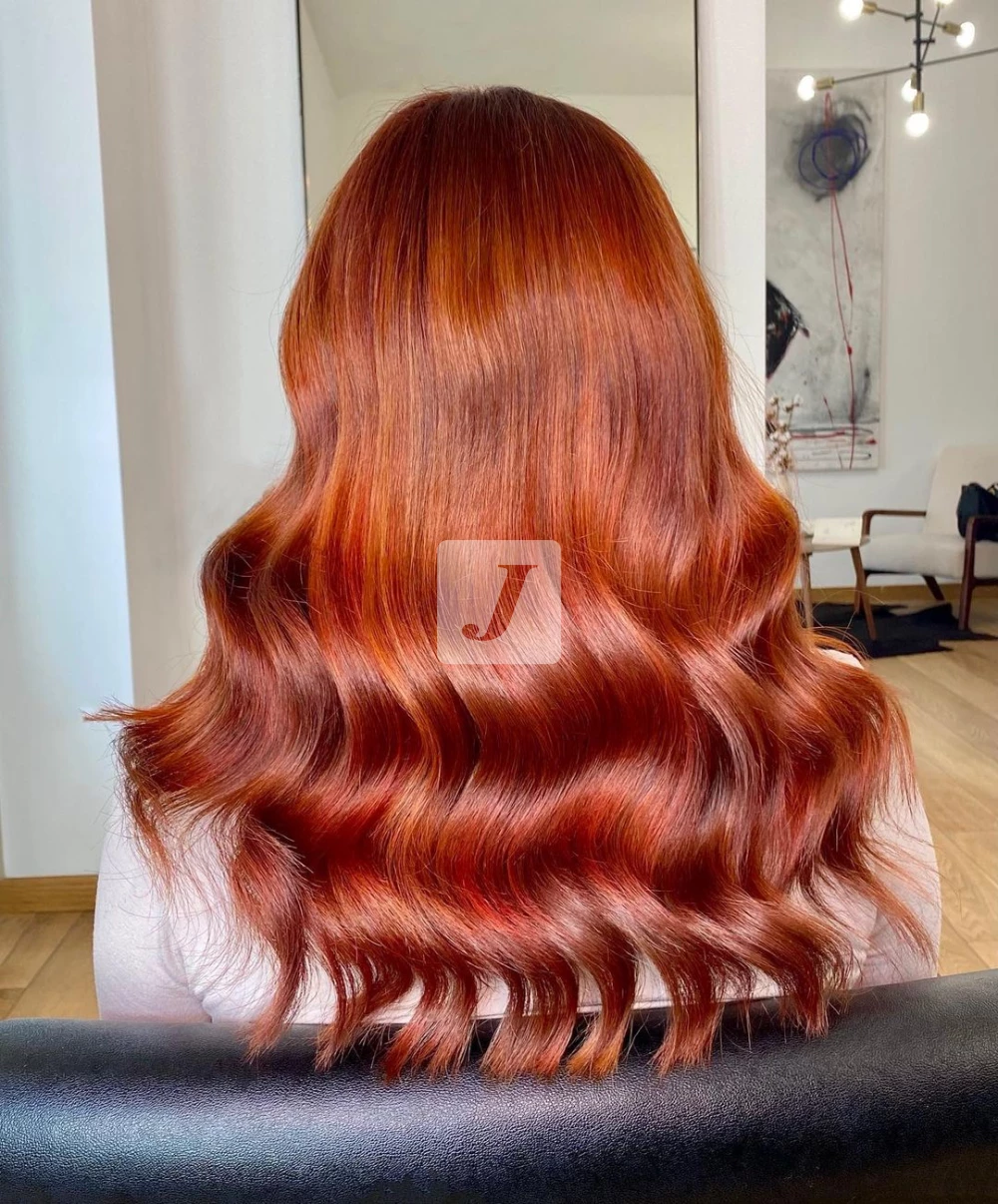 Foto di donna con capelli lunghi rosso chiaro