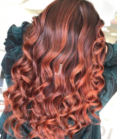 Foto di donna con capelli lunghi rosso chiaro