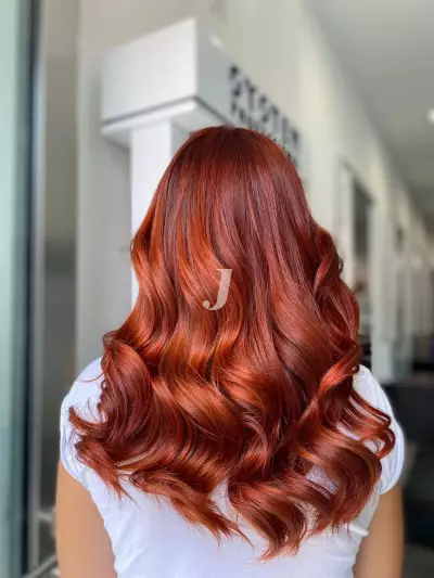 Foto di donna con capelli lunghi rosso chiaro