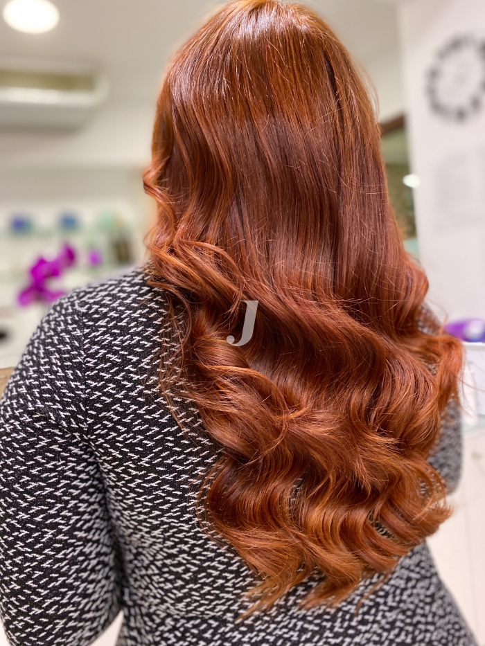 Foto di donna con capelli lunghi rosso chiaro