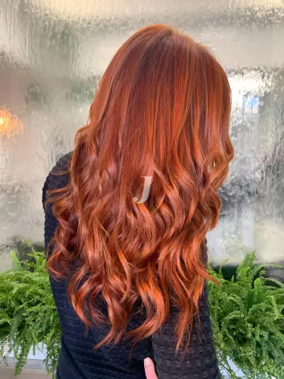Foto di donna con capelli lunghi rosso chiaro