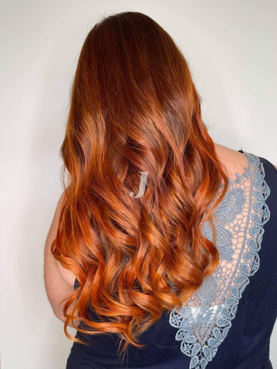 Foto di donna con capelli lunghi rosso chiaro