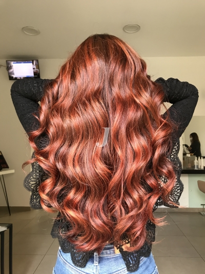 Foto di donna con capelli lunghi rosso chiaro