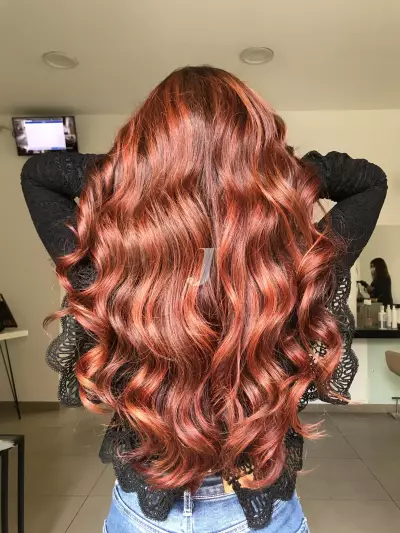 Foto di donna con capelli lunghi rosso chiaro