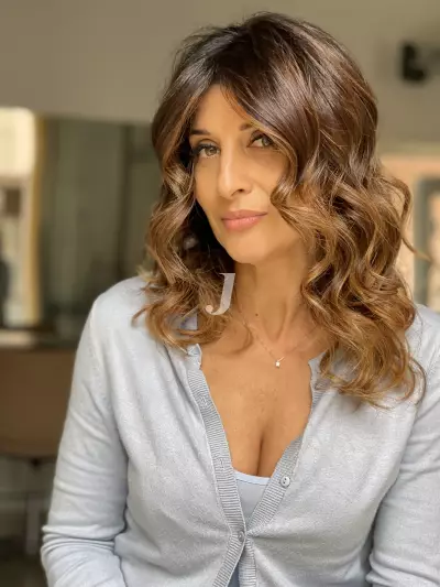 Foto di donna con capelli medi biondo scuro dorato