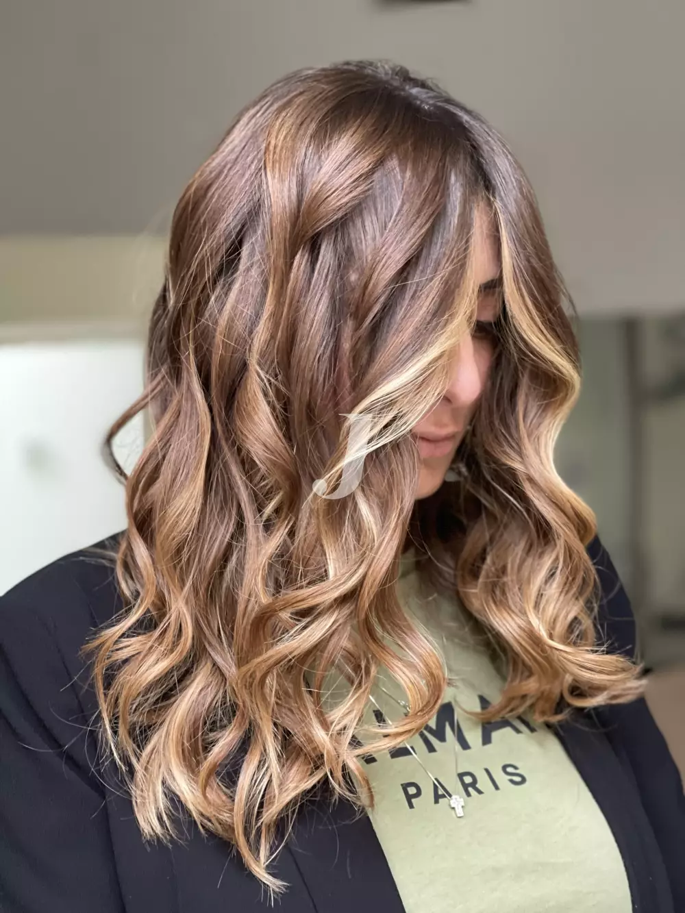 Foto di donna con capelli medi biondo scuro dorato