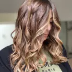 Foto di donna con capelli medi biondo scuro dorato