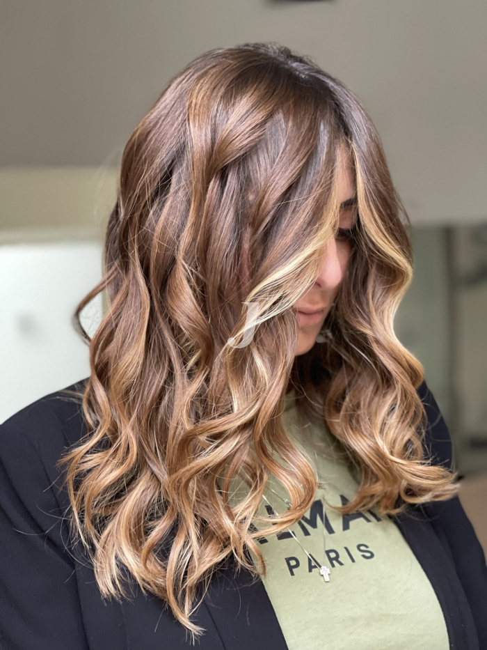 Foto di donna con capelli medi biondo scuro dorato