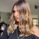 Foto di donna con capelli medi biondo scuro dorato