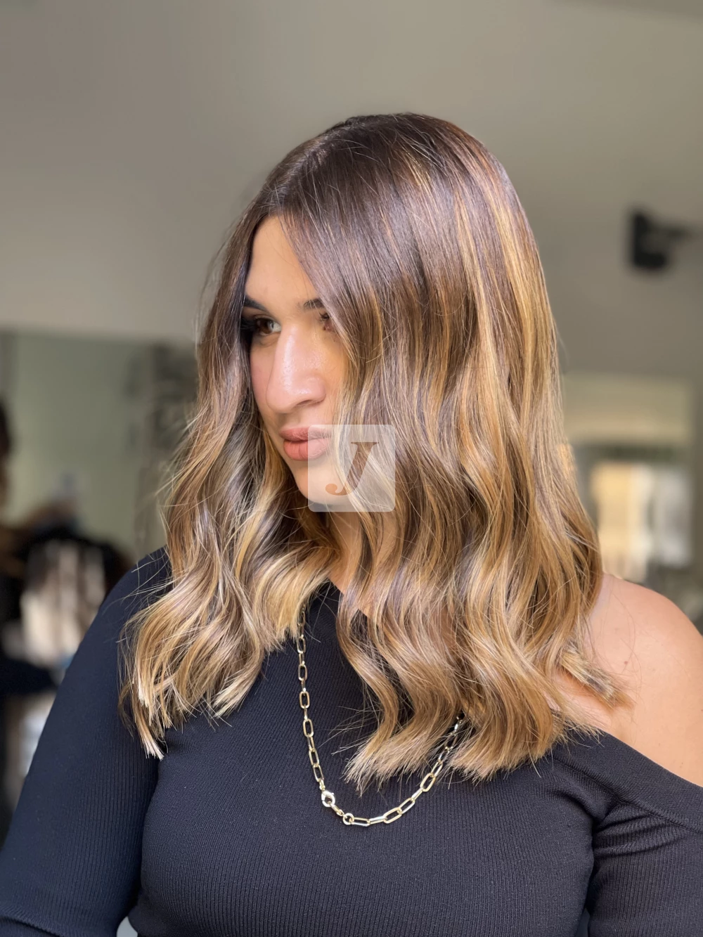 Foto di donna con capelli medi biondo scuro dorato