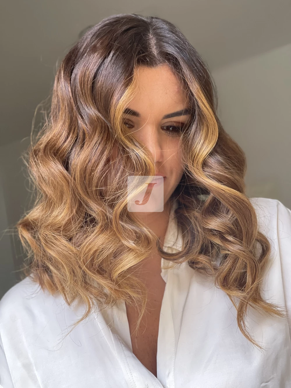 Foto di donna con capelli medi biondo scuro dorato