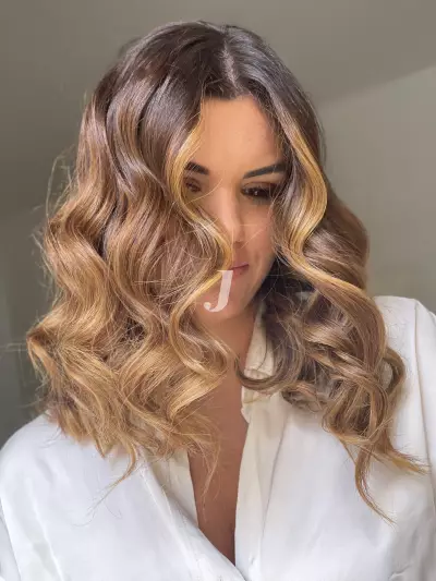 Foto di donna con capelli medi biondo scuro dorato