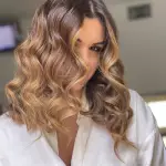 Foto di donna con capelli medi biondo scuro dorato