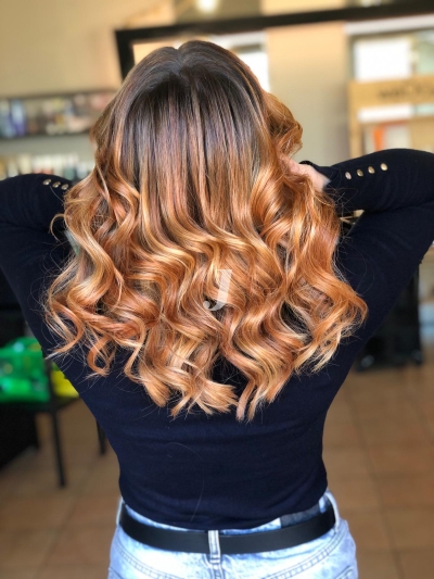 Foto di donna con capelli medi biondo scuro dorato