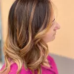 Foto di donna con capelli medi biondo scuro dorato