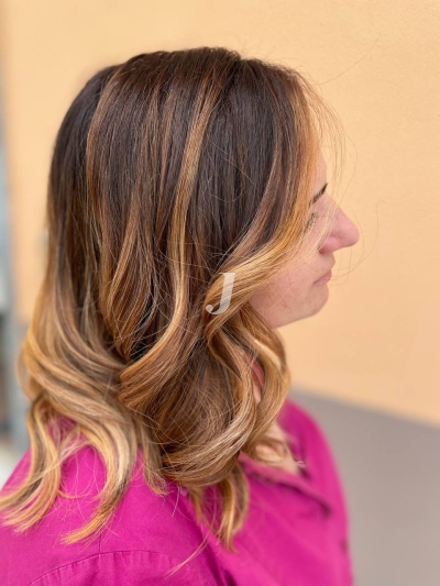 Foto di donna con capelli medi biondo scuro dorato