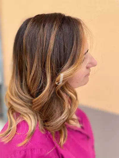 Foto di donna con capelli medi biondo scuro dorato