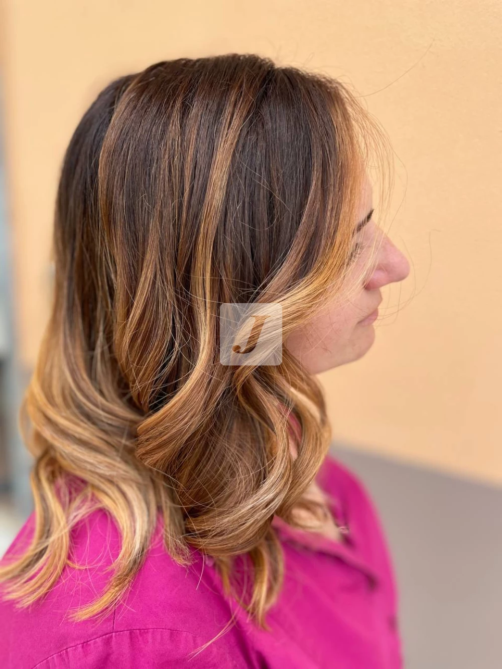 Foto di donna con capelli medi biondo scuro dorato