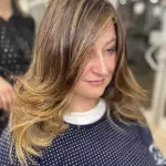 Foto di donna con capelli medi biondo scuro dorato