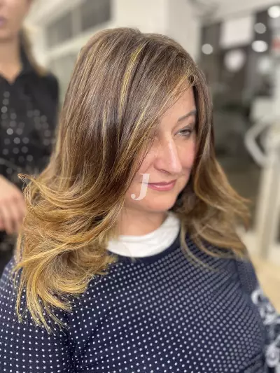 Foto di donna con capelli medi biondo scuro dorato