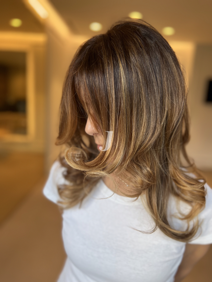 Foto di donna con capelli medi biondo scuro dorato