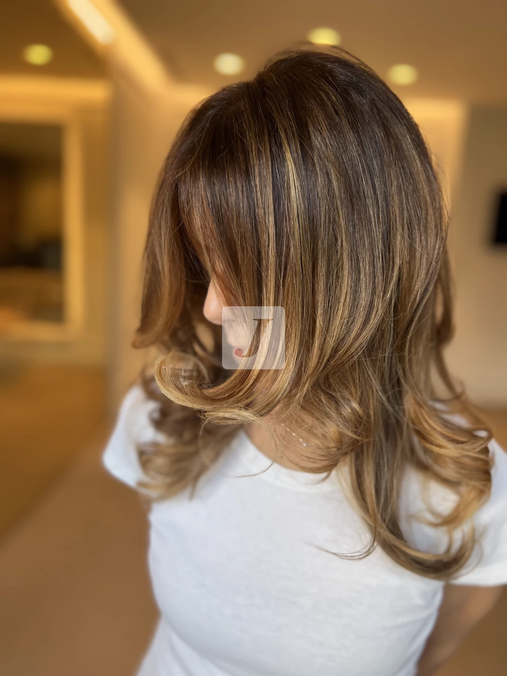 Foto di donna con capelli medi biondo scuro dorato