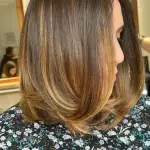 Foto di donna con capelli medi biondo scuro dorato