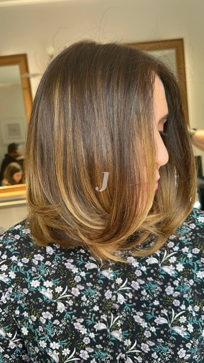 Foto di donna con capelli medi biondo scuro dorato