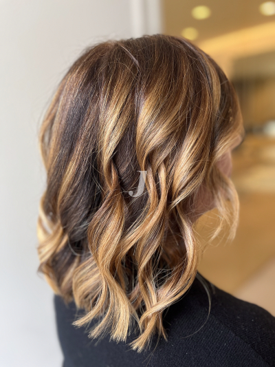 Foto di donna con capelli medi biondo scuro dorato