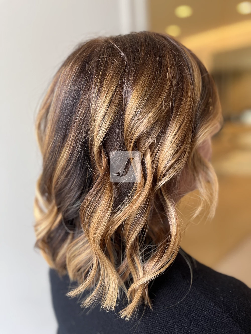 Foto di donna con capelli medi biondo scuro dorato