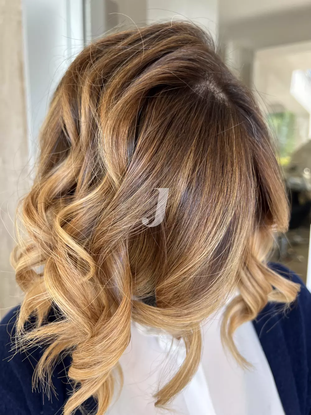 Foto di donna con capelli medi biondo scuro dorato