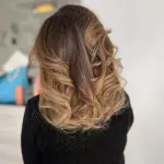 Foto di donna con capelli medi biondo scuro sabbia